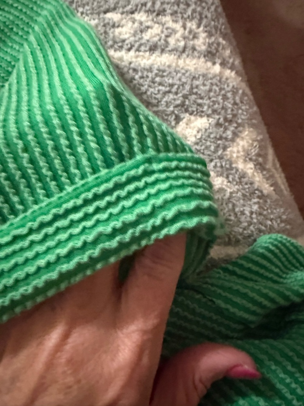 ANDRÉE BY UNIT Bright Green V-Neck Ribbed Henley Shirt - Picture 3 of 4